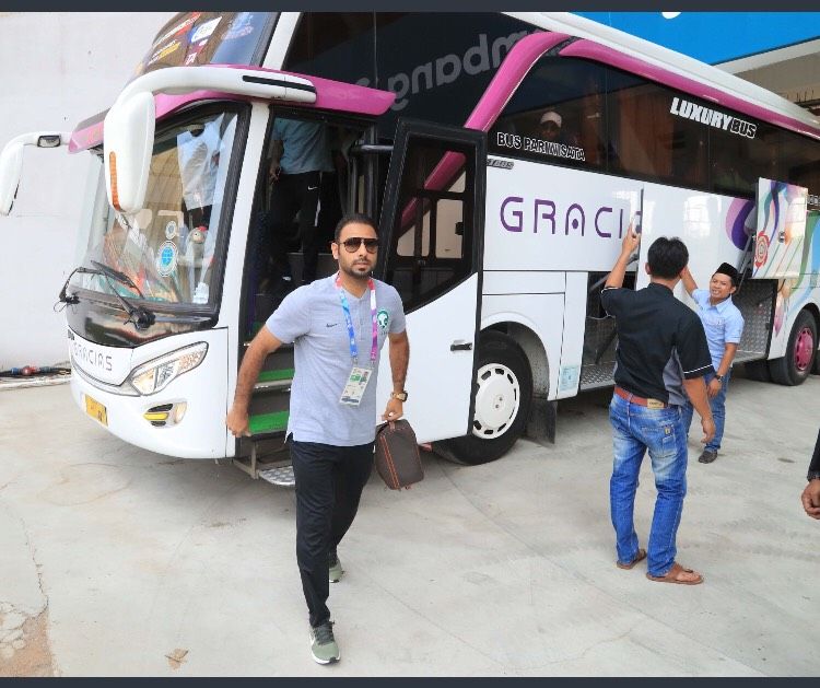 من وصول الفريق السعودي لملعب المباراة