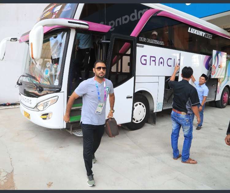 من وصول الفريق السعودي لملعب المباراة