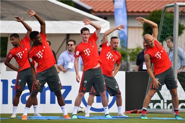 رودي مع فريقه