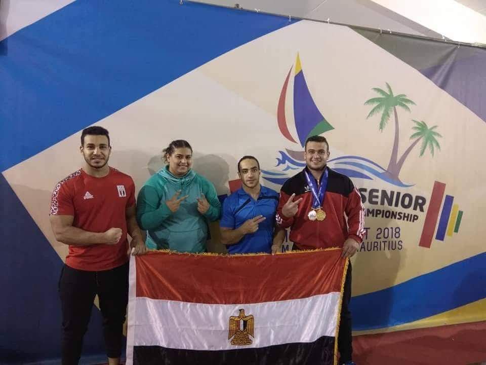 أحمد طلبة يمين الصورة