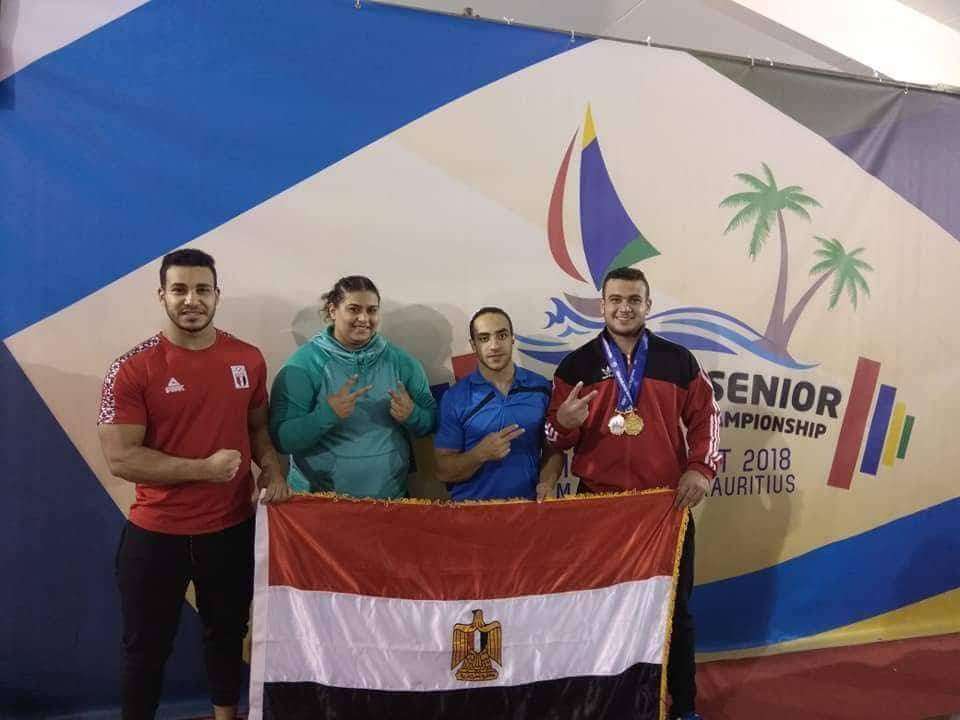 أحمد طلبة يمين الصورة