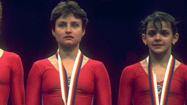  يلينا شوشونوفا (يسار)