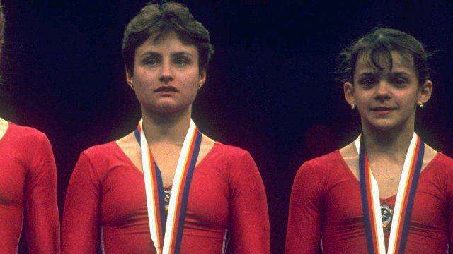  يلينا شوشونوفا (يسار)