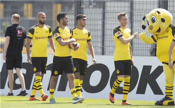 أشرف حكيمي مع لاعبي دورتموند