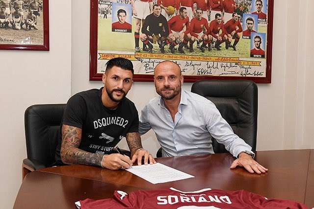 جانب من التوقيع