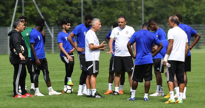 لاعبو منتخب الإمارات 