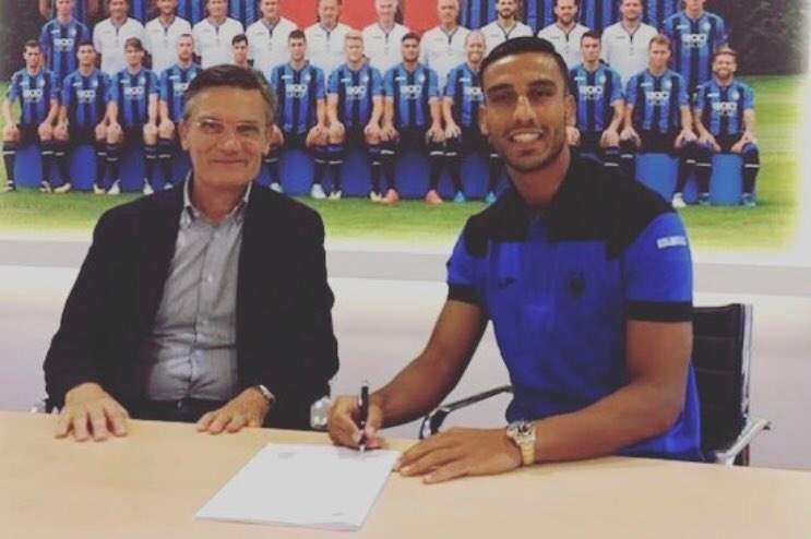 جانب من التوقيع