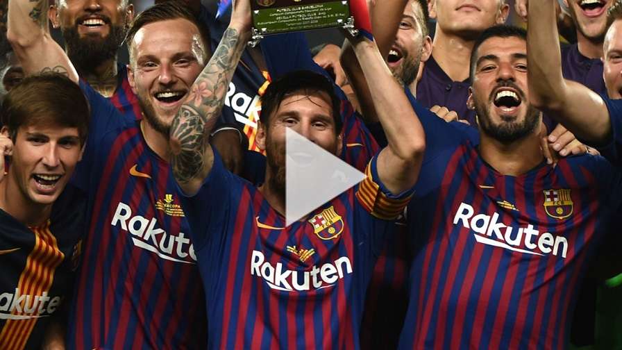 راكيتيتش مع لاعبي برشلونة