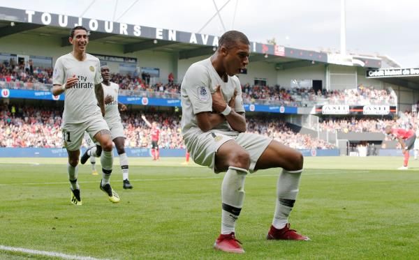 مبابي يحتفل بأحد هدفيه