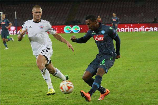 إيريك تشيكوش (يسار)