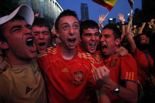 فرحة الجماهير في العاصمة مدريد بعد تسجيل ديفيد فيا للهدف