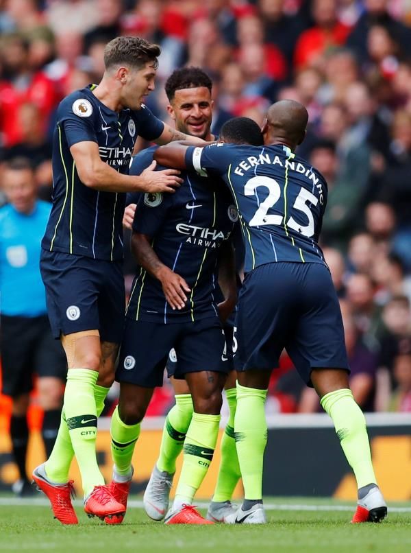 ستونز مع فريقه