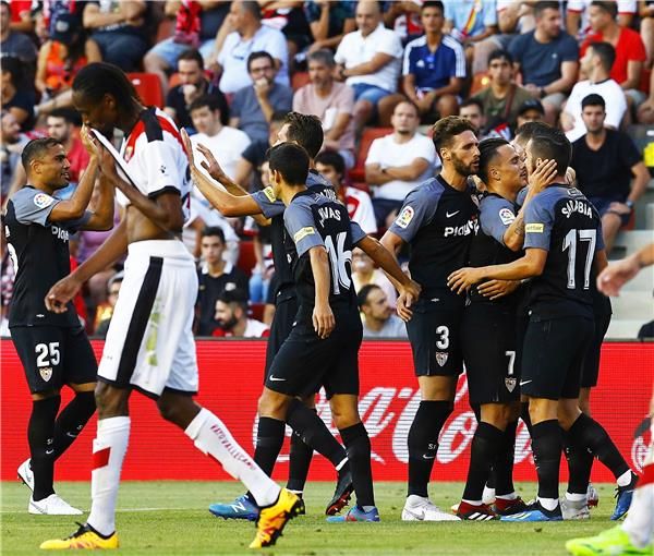 جانب من مباراة إشبيلية ورايو فاليكانو