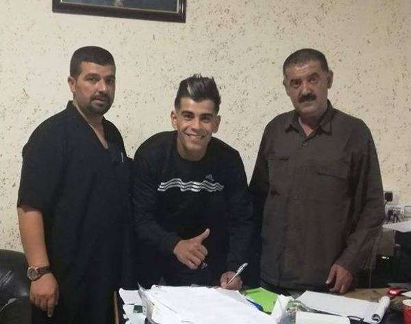 جانب من التوقيع