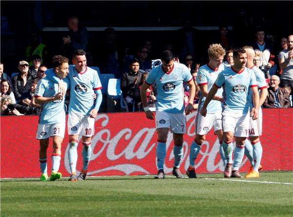 أسباس مع لاعبي سيلتا فيجو