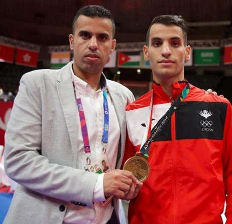 أبو غوش ومدربه العساف بعد التتويج اليوم