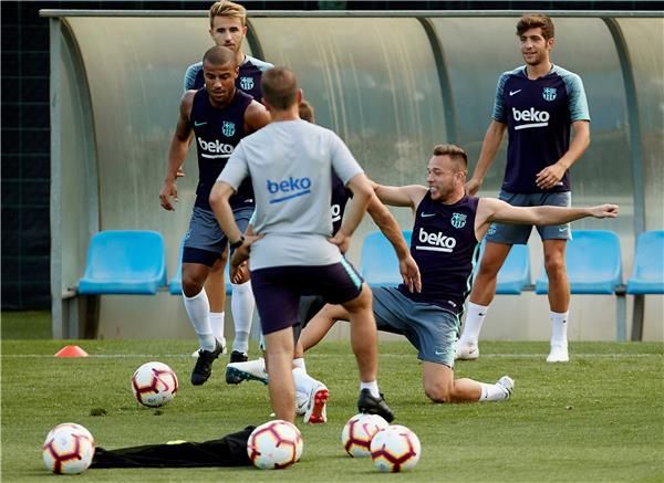 سامبر مع لاعبي برشلونة