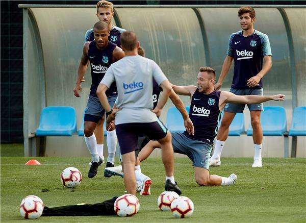 سامبر مع لاعبي برشلونة