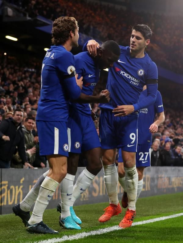 أنطونيو روديجر وسط لاعبي تشيلسي