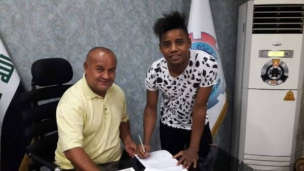 جانب من التوقيع