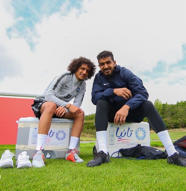 عموري (يسار)