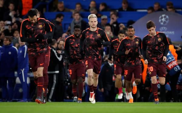 راكيتيتش مع لاعبي برشلونة 