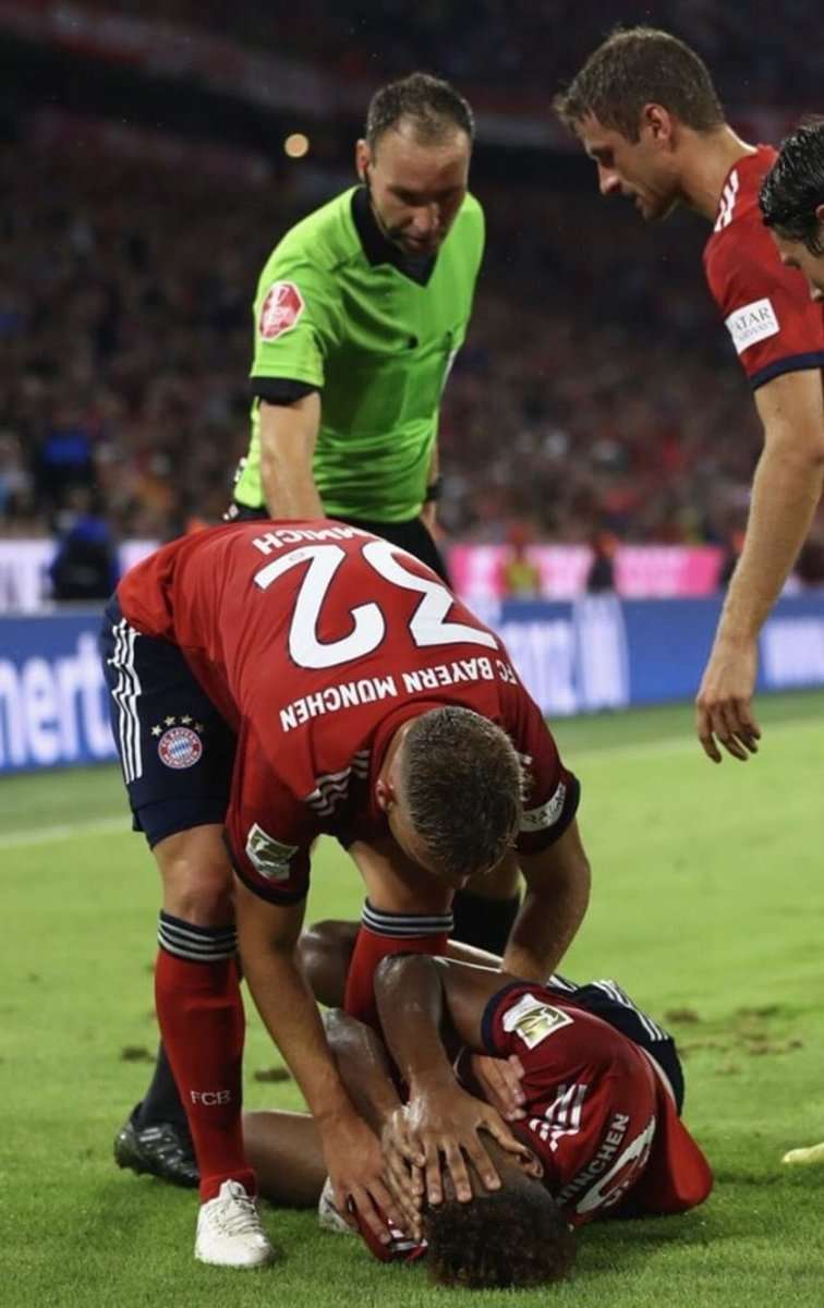 كومان يتألم بعد الإصابة