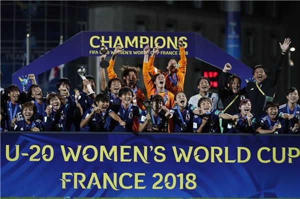لاعبات اليابان مع كأس العالم للشابات 2018