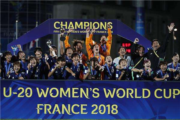 لاعبات اليابان مع كأس العالم للشابات 2018