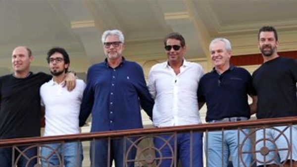 خافيير أجيري مع مساعديه