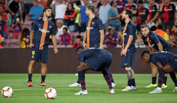 بيكيه مع لاعبي برشلونة