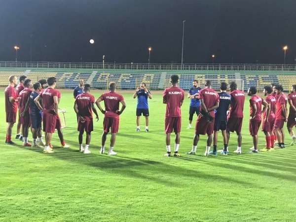 تدريب النجوم استعدادا لمباراة العروبة