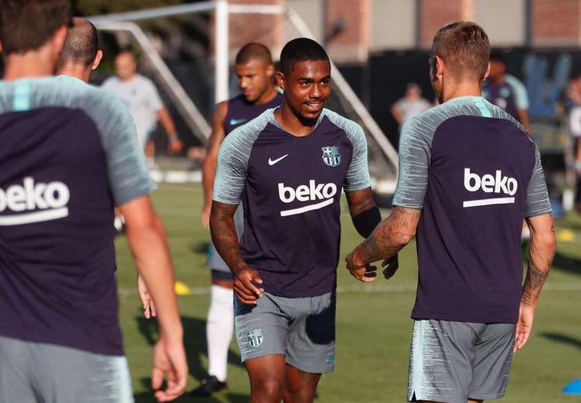 مالكوم مع لاعبي برشلونة