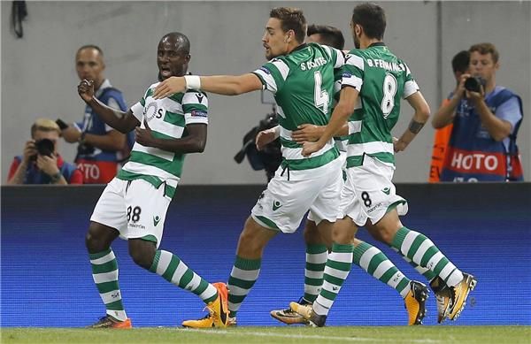 دومبيا مع لاعبي لشبونة