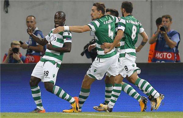 دومبيا مع لاعبي لشبونة