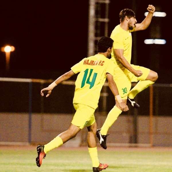 فرحة أبو زريق بتسجيل أحد الأهداف