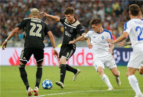 جانب من لقاء أياكس أمستردام ودينامو كييف 