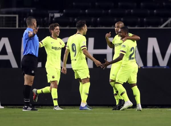 رافينيا مع لاعبي برشلونة