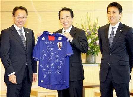 رئيس الوزراء ناوتو كان ( الوسط ) وبجانبه المدرب أوكادا ولاعب الوسط هاسيبي