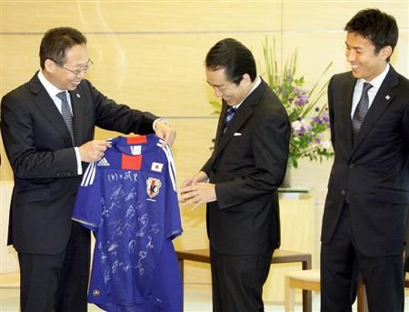 المدرب أوكادا ( يهدي ) يهدي قميص المنتخب الياباني لرئيس الوزراء ناوتو
