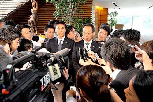 المدرب أوكادا ومعه قائد المنتخب هاسيبي يتحدثان للصحفيين بعد لقائهم برئيس الوزراء ناوتو كان 