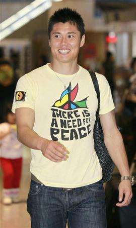 إيجي كواشيما في مطار ناريتا الدولي قبل السفر إلى بلجيكا