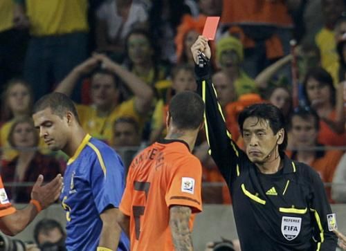 ميلو بعد طرده في المباراة اما هولندا