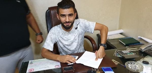 خلال توقيع العقود