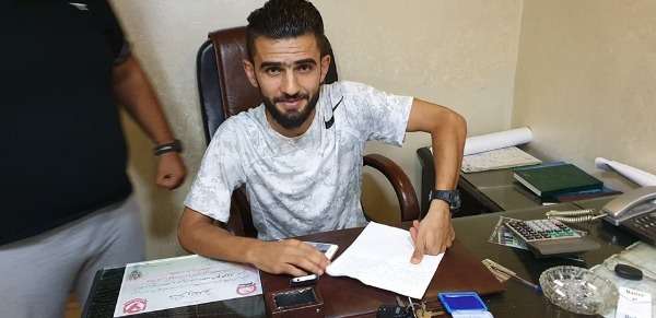 خلال توقيع العقود