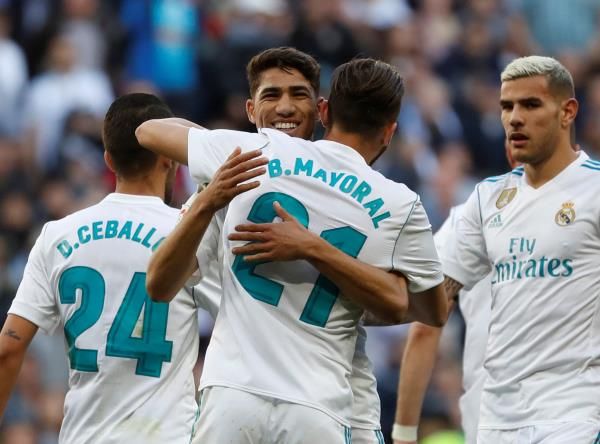 مايورال مع لاعبي ريال مدريد