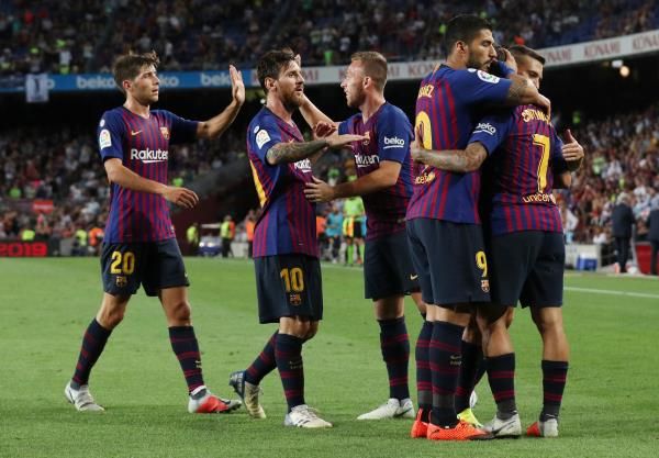  فيليب كوتينيو مع لاعبي البارسا