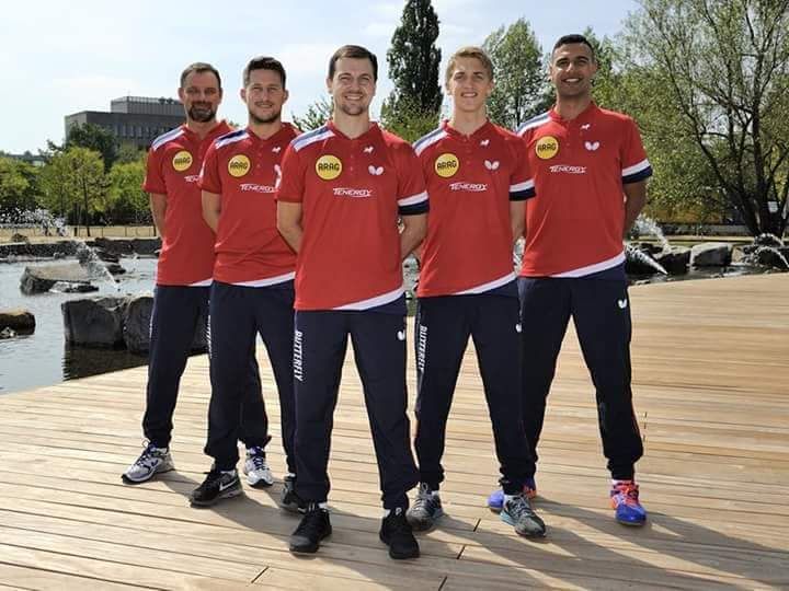 عمر عصر (يمين الصورة)