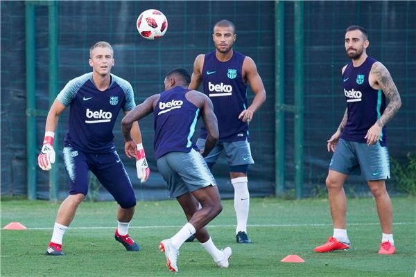 رافينيا مع لاعبي برشلونة 