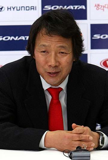 مدرب فريق جيونجنام السيد تشو كوانج راي